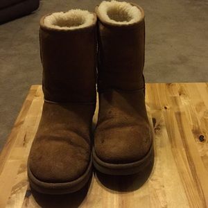 Mid Chestnut Uggs Size 8